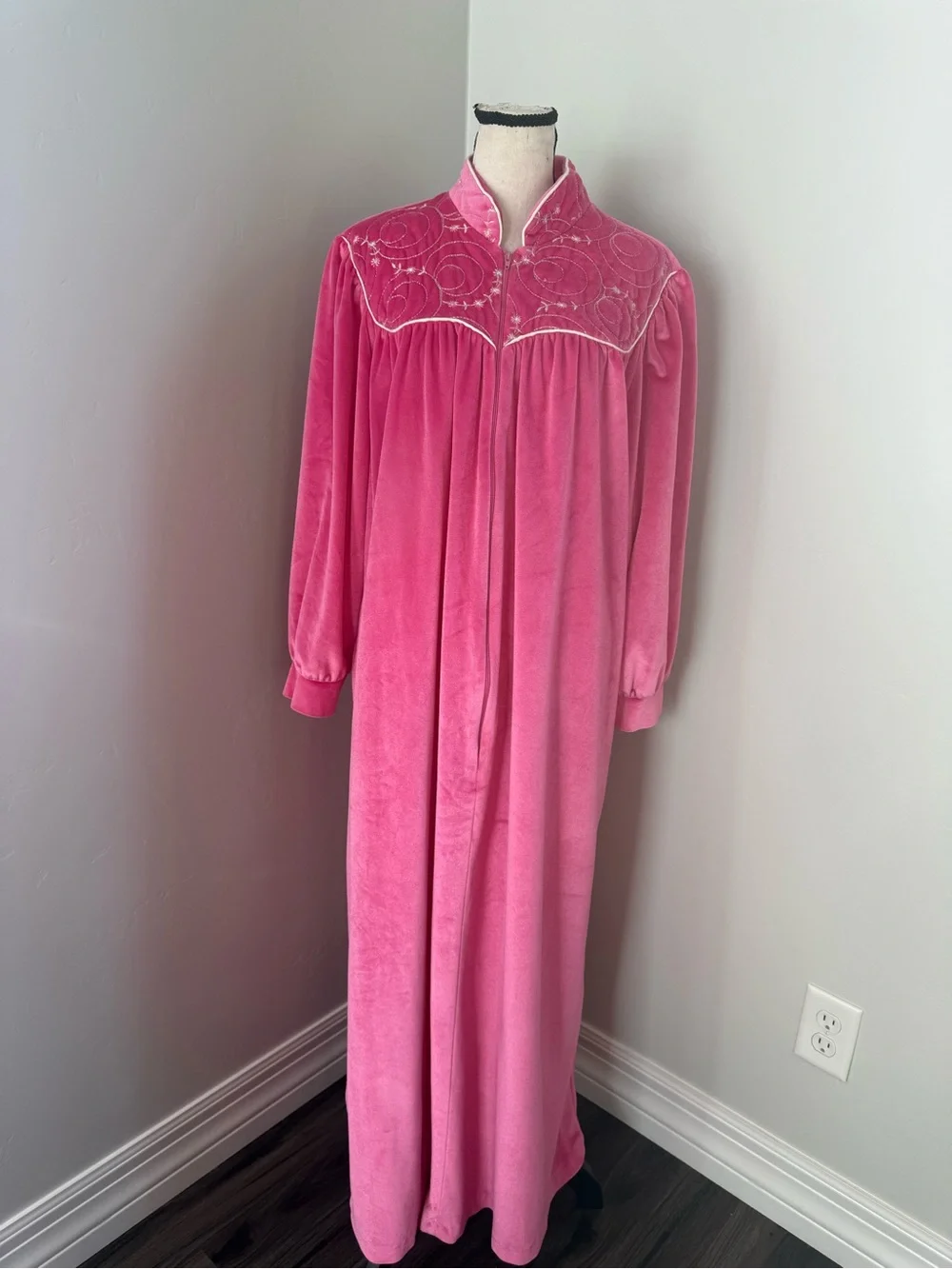 Vintage Vandemere Pink Velour Robe Housecoat Embroidered Maxi Zip Front Large